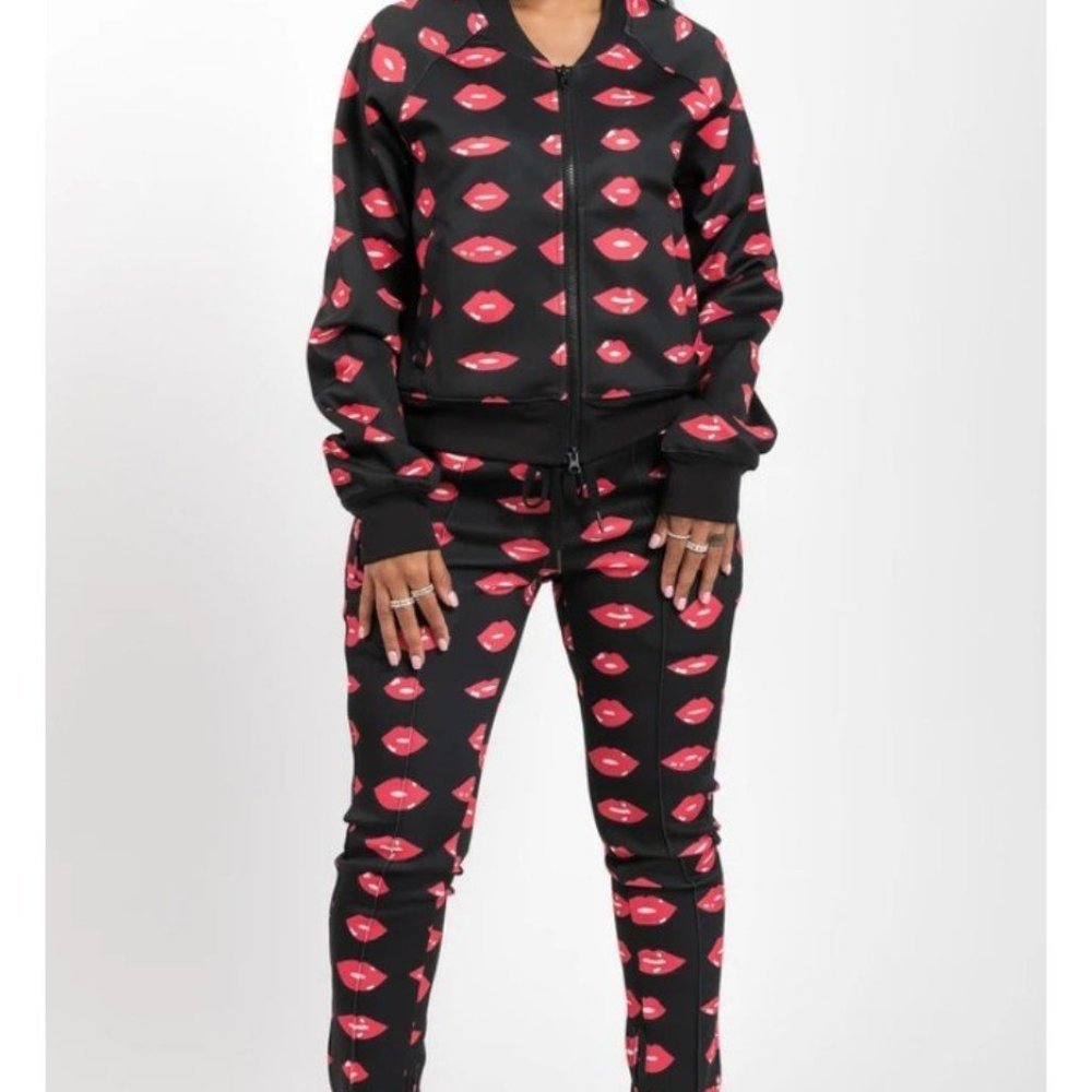 Kisses💋💋Tracksuit ✨✨HostPick😘
